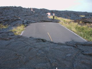 溶岩流に寸断された道路