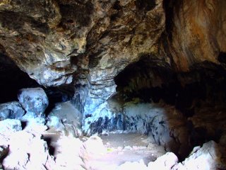 カネアナ洞窟内部